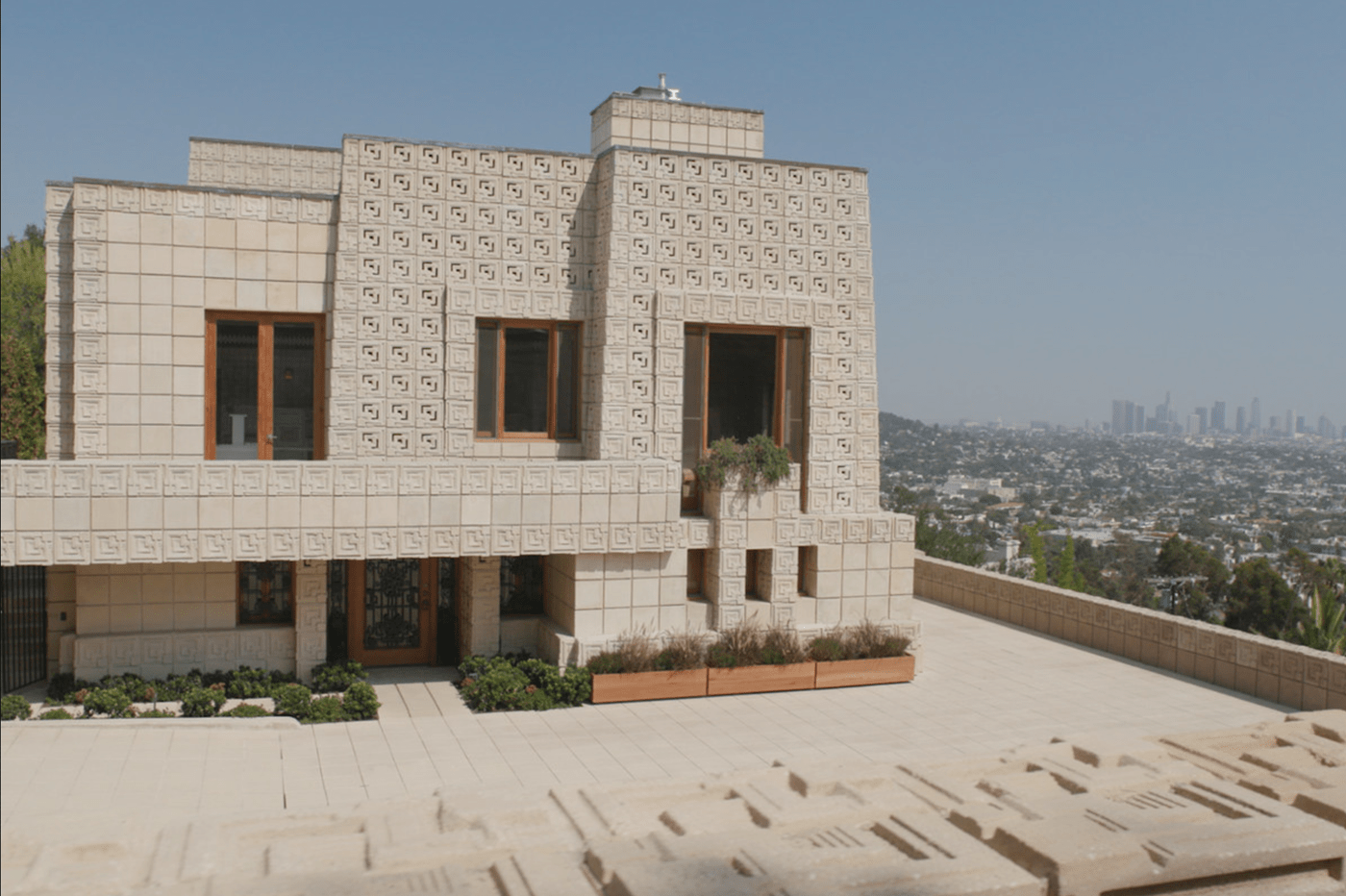 Running house. Lloyd Wright 's Ennis House. Rent House Ennis Padraic.