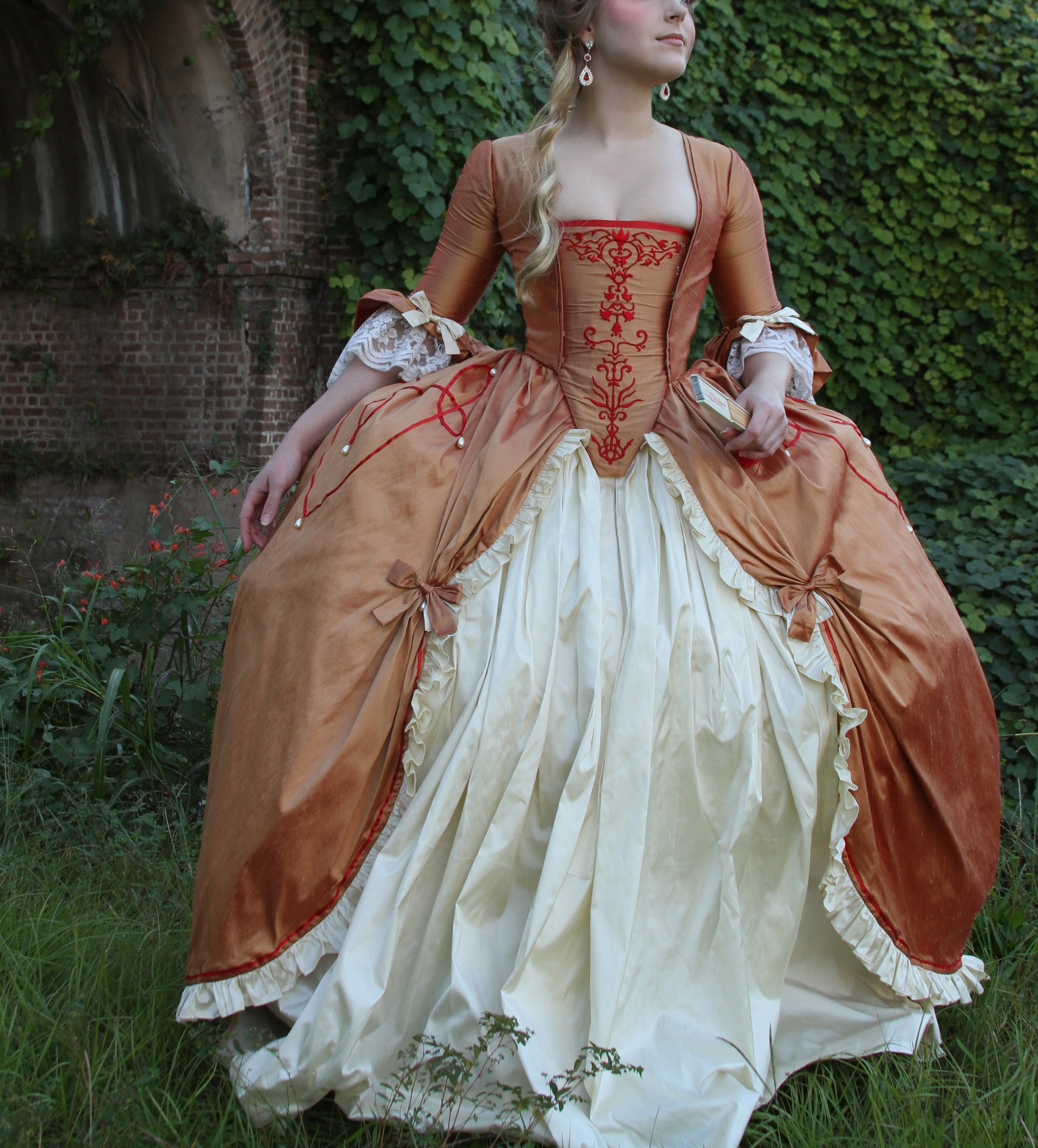 Девушки в пышных платьях 19 века