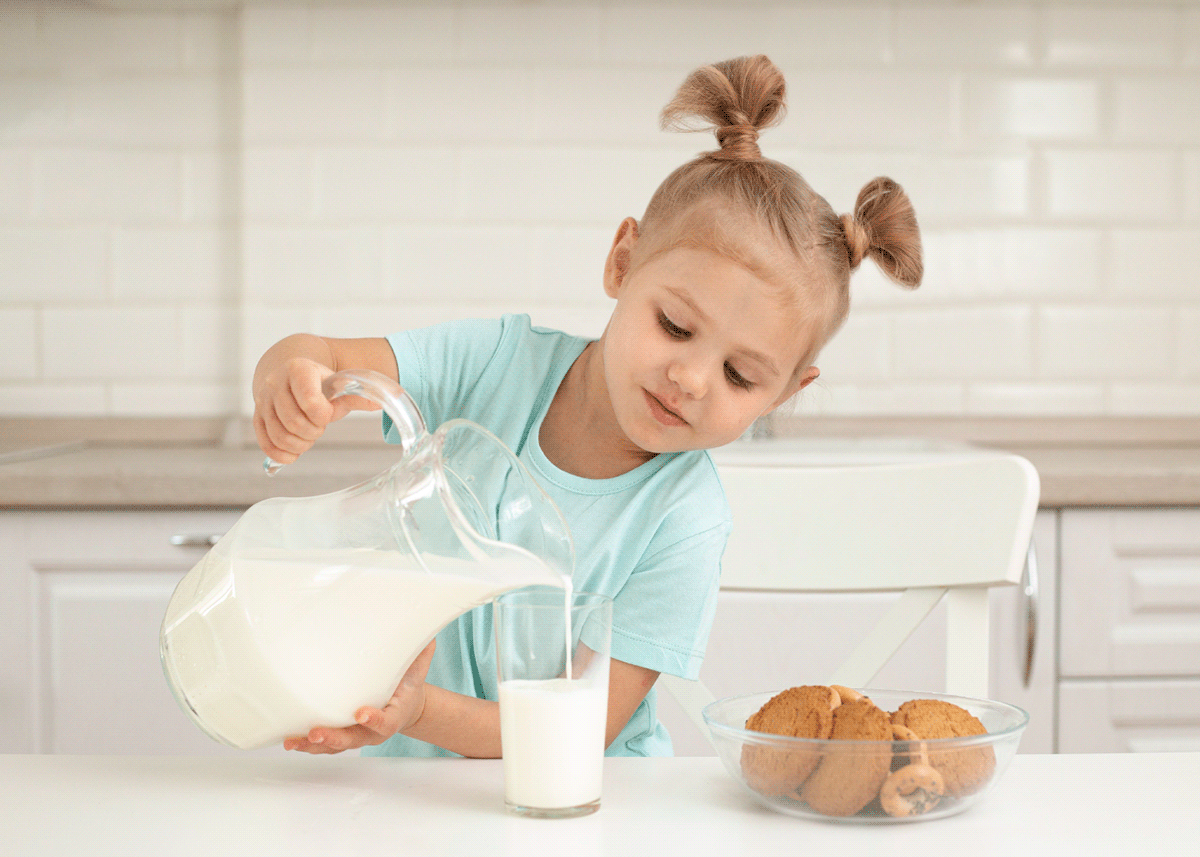 Девочка с молоком