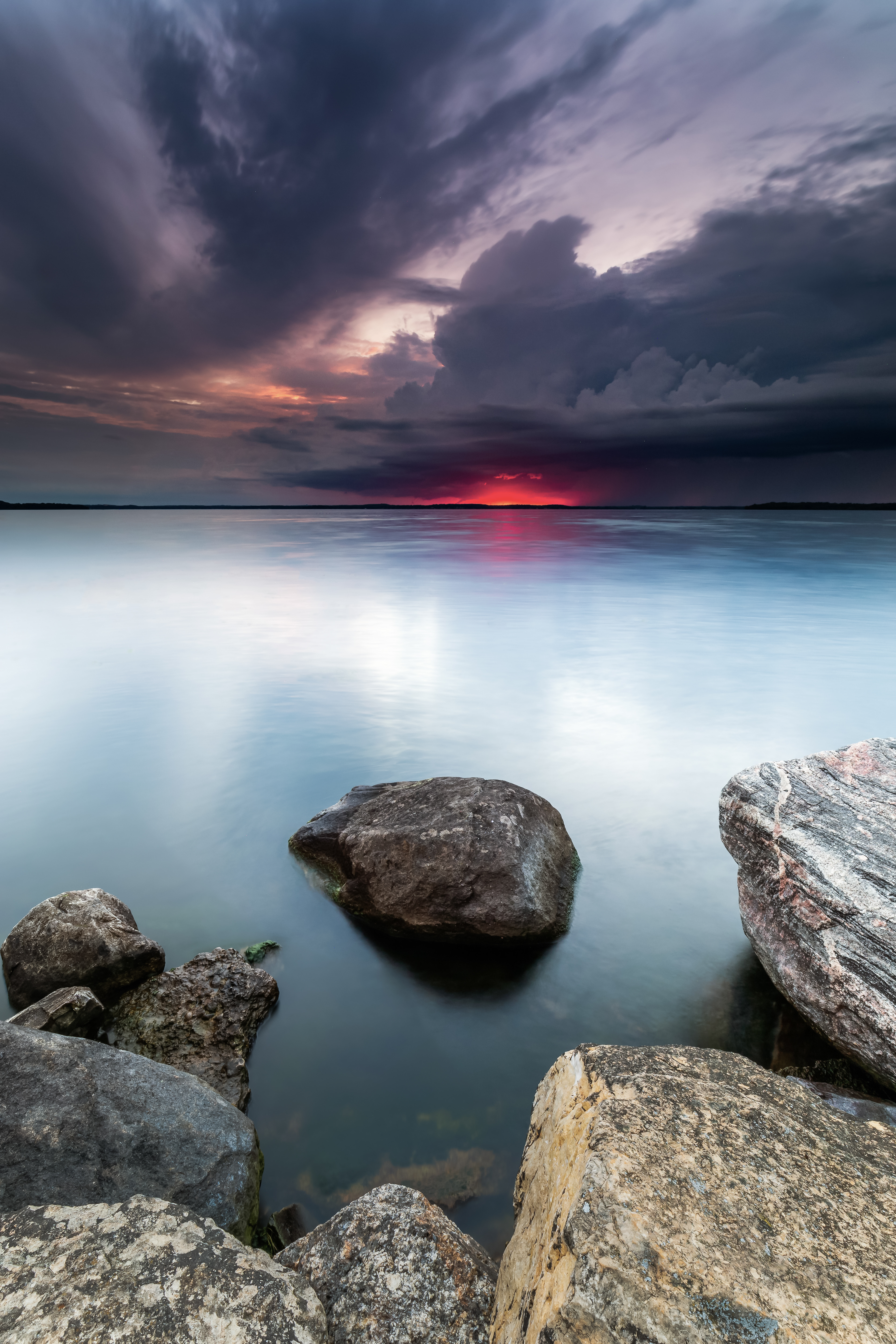 Лучшие фото на заставку телефона. Камни на закате. Красивые пейзажи с водой. Камни в природе. Озеро с камнями.