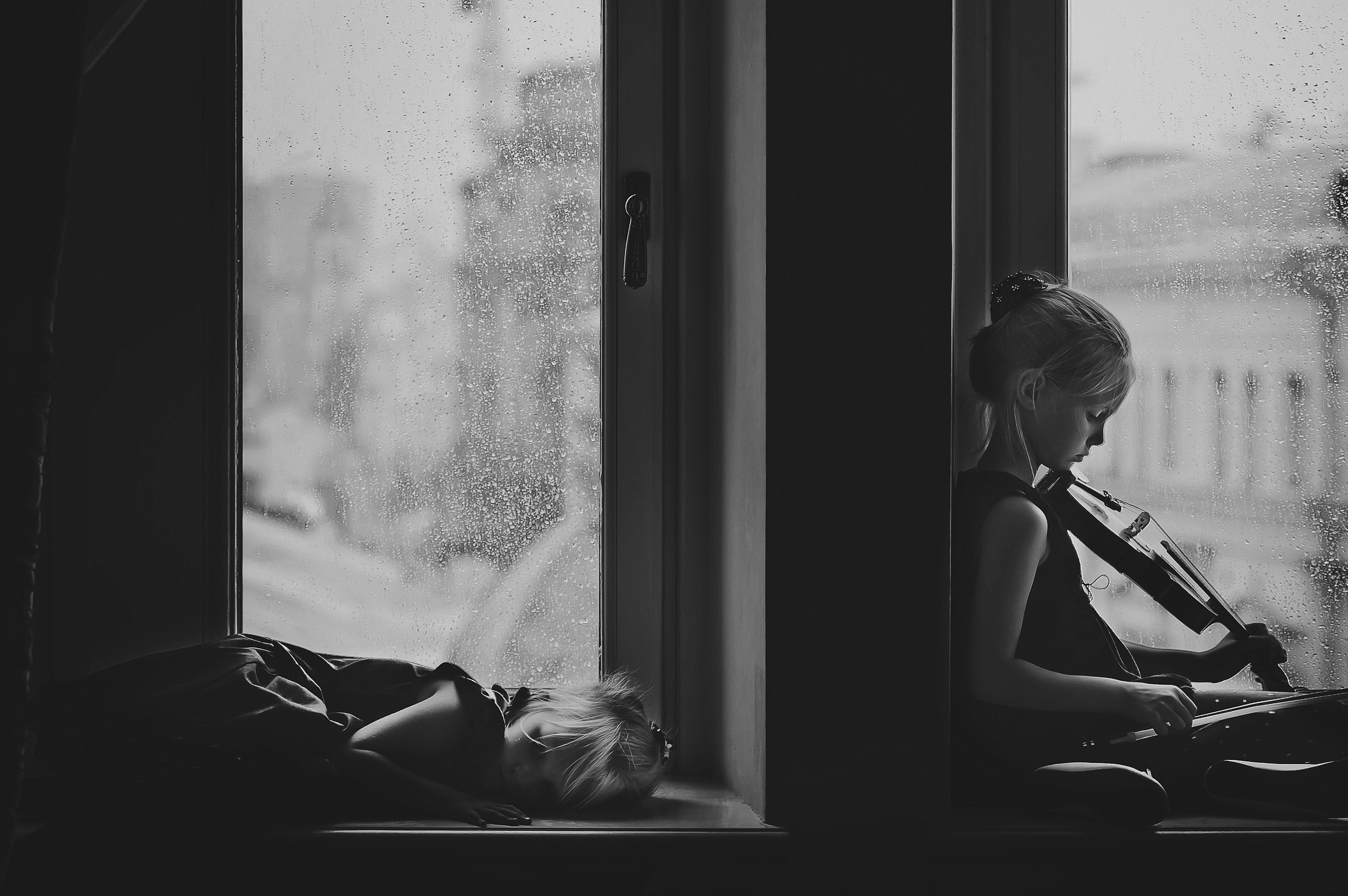 Скрипка на окне. Девочка у окна. Женщина ждет. Скрипка девушка у окна.