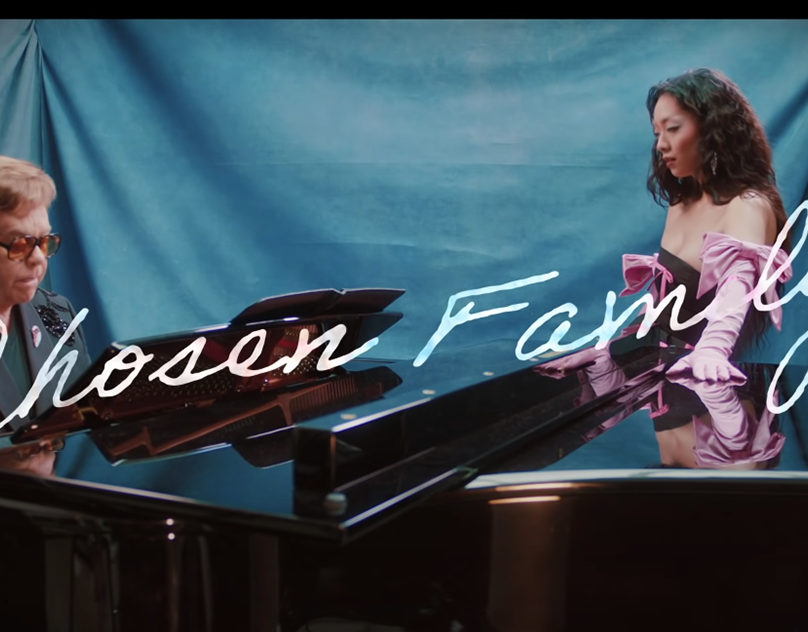 Choose me песня. Rina Sawayama chosen Family. Chosen Family Rina Sawayama Elton John транскрипция. Rina Sawayama в сиреневом платье и Элтон Джон.